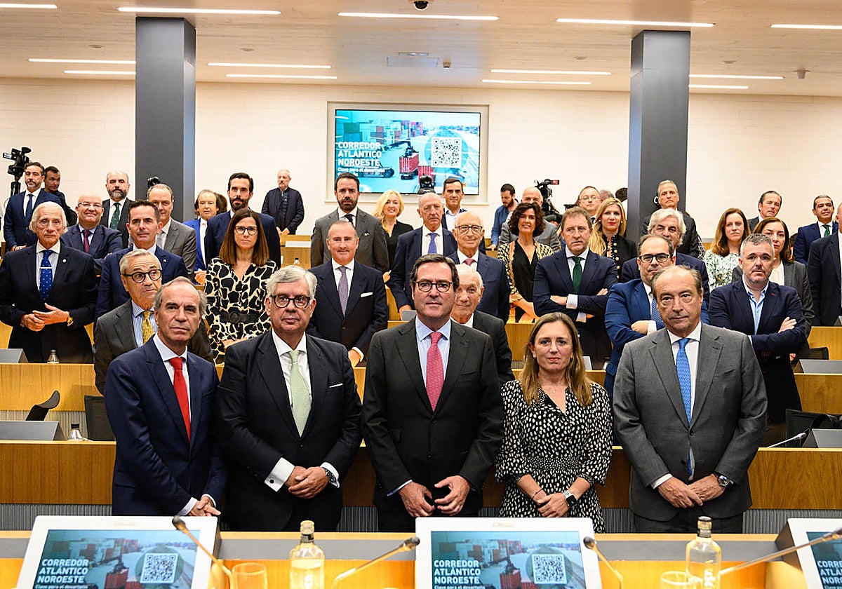 Foto de familia durante el acto en la sede de la CEOE