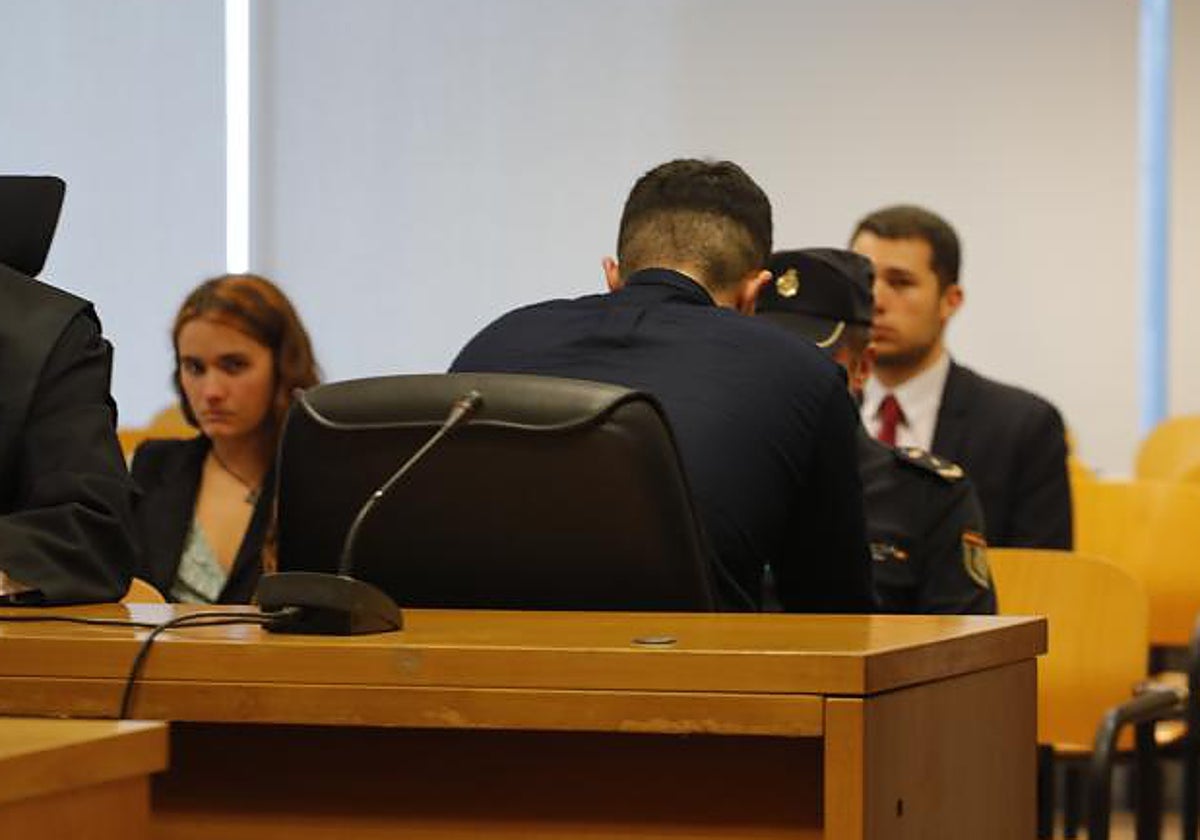 El pandillero David Barcena, de espaldas, se enfrenta a una pena de prisión permanente