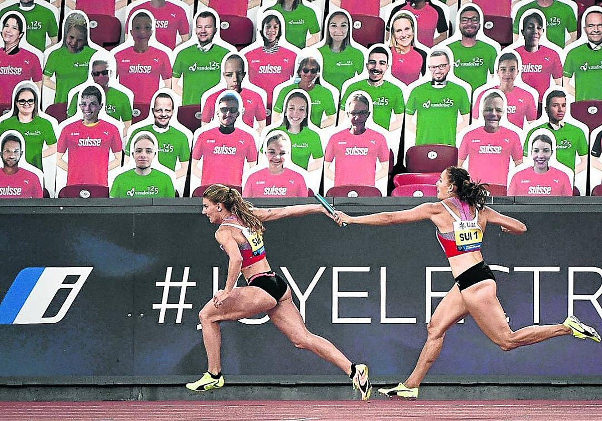 Dos atletas se dan un relevo