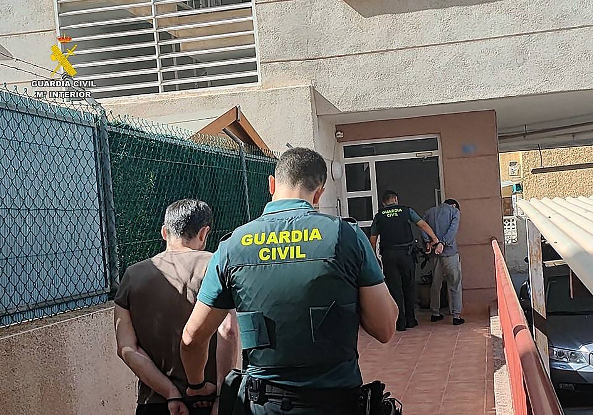 Imagen de la detención de los miembros de la banda por parte de la Guardia Civil