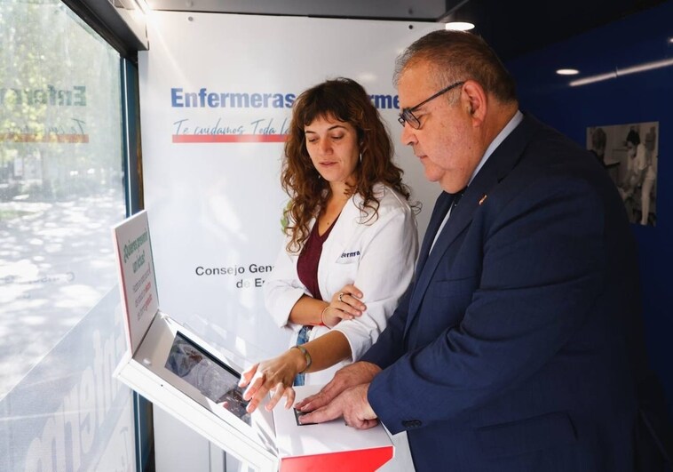 El Ministro de Sanidad, Alejandro Vázquez, durante su visita al tráiler sanitario impulsado por el Consejo de Enfermería de Castilla y León