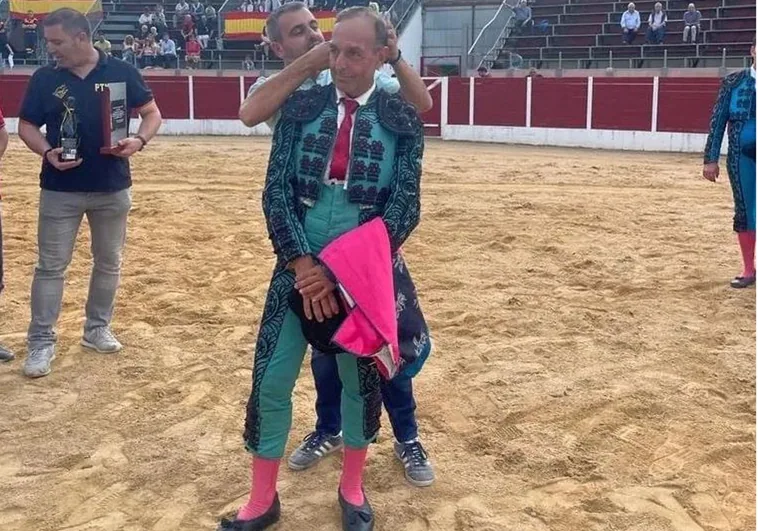 Feliz, al momento de cortar la cola de caballo.