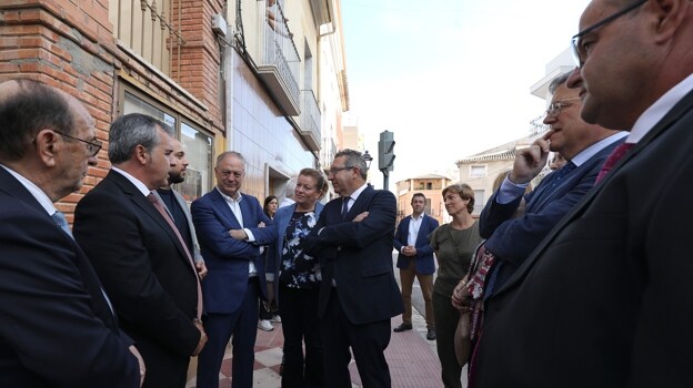 Representantes de los regantes, el presidente de la Diputación de Alicante, Toni Pérez, y el expresidente de la Generalitat, Ximo Puig, en la firma del convenio Júcar-Vinalopó, este martes en Aspe.