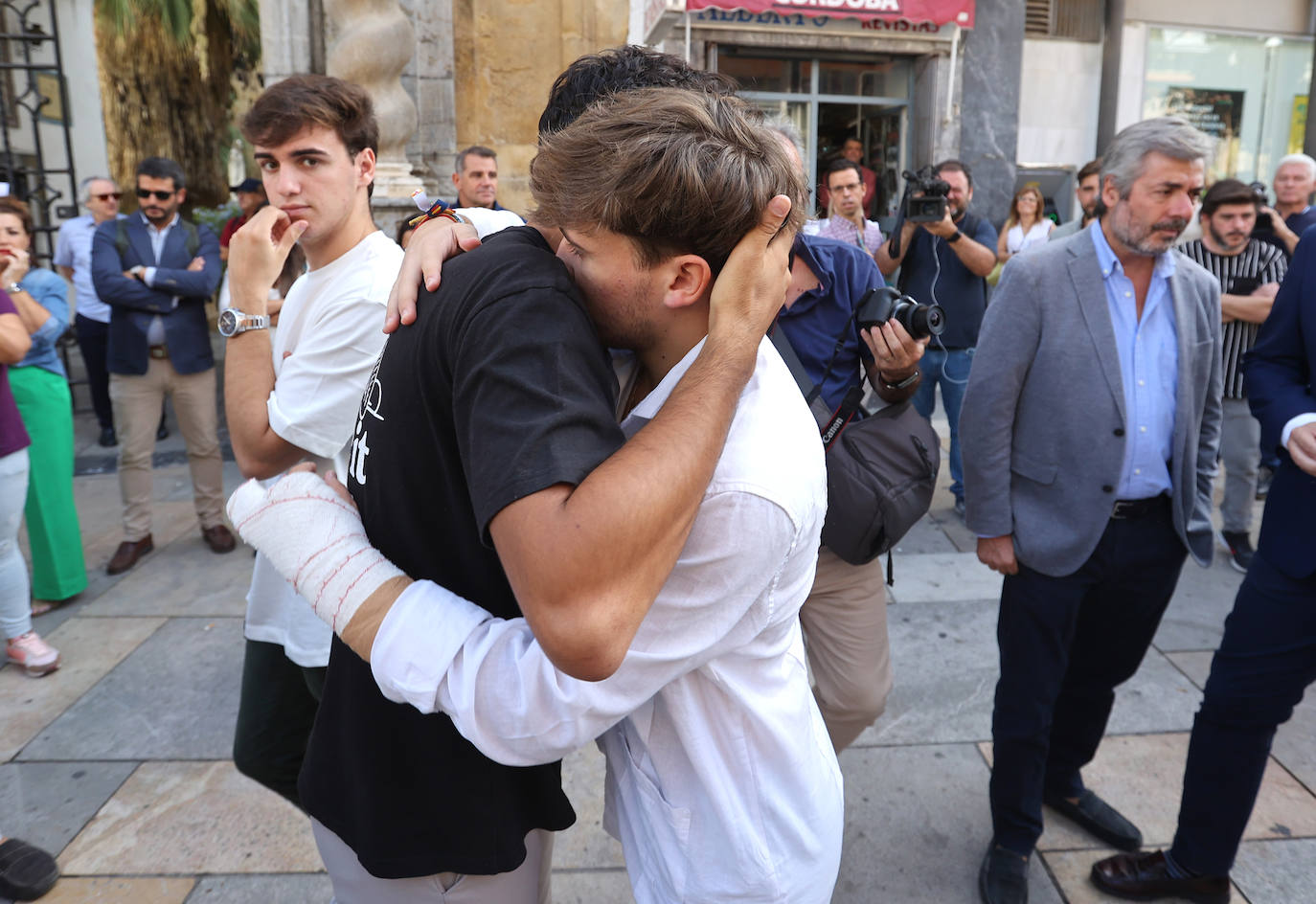 Fotos: Los emotivos minutos de silencio en memoria de Álvaro Prieto
