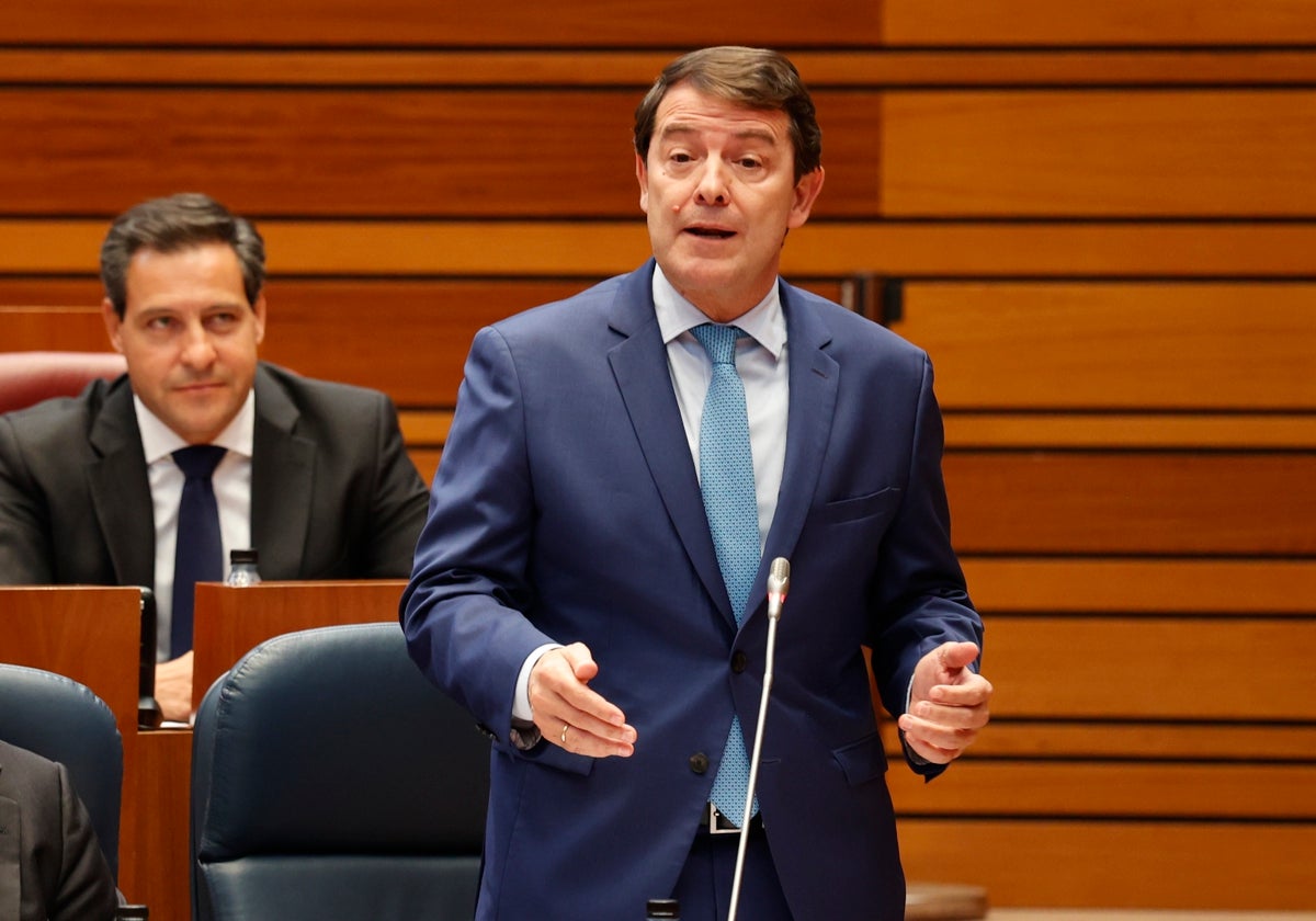 El presidente de la Junta interviene en el pleno de las Cortes desde su escaño