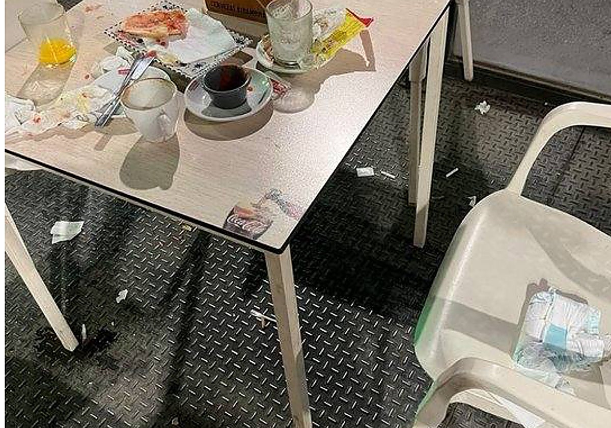 Imagen del pañal y del estado en al que quedó la mesa de un bar difundida por Jesús Soriano en Soy Camarero