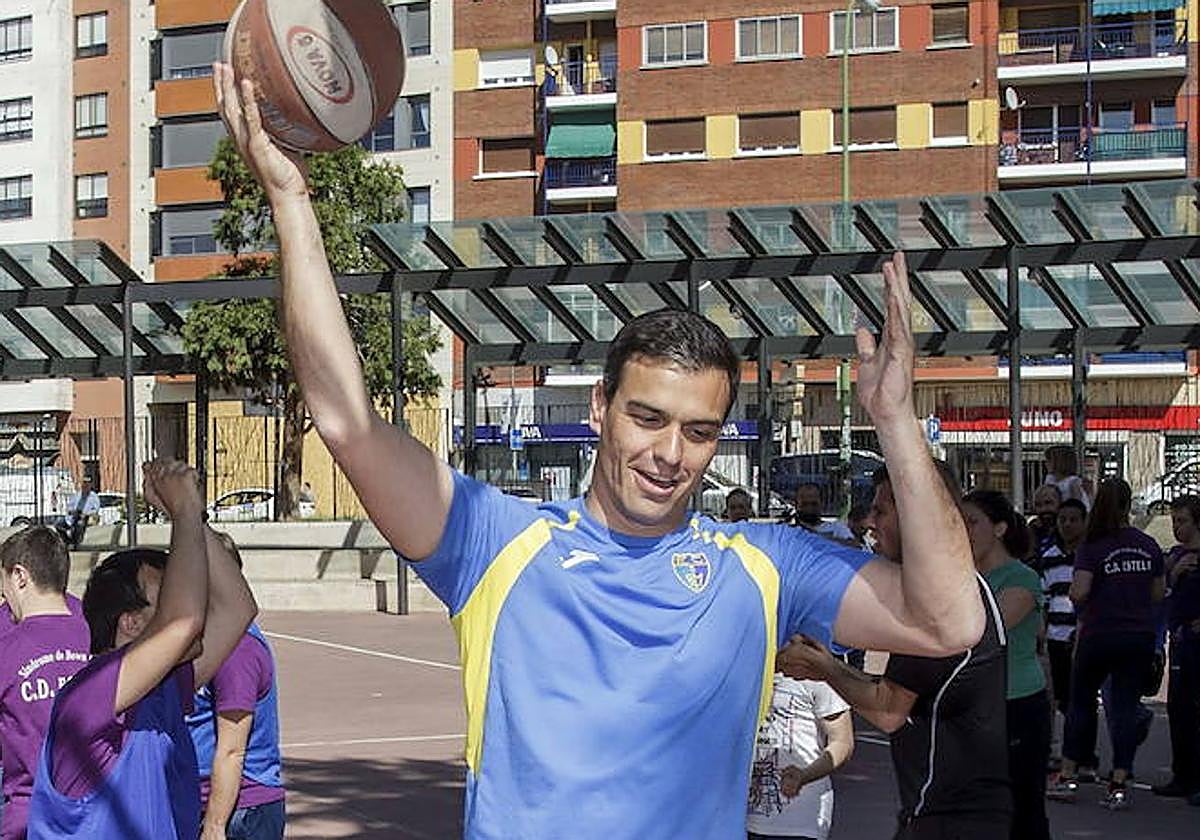 Pedro Sánchez, jugando al baloncesto durante un acto de campaña en 2015
