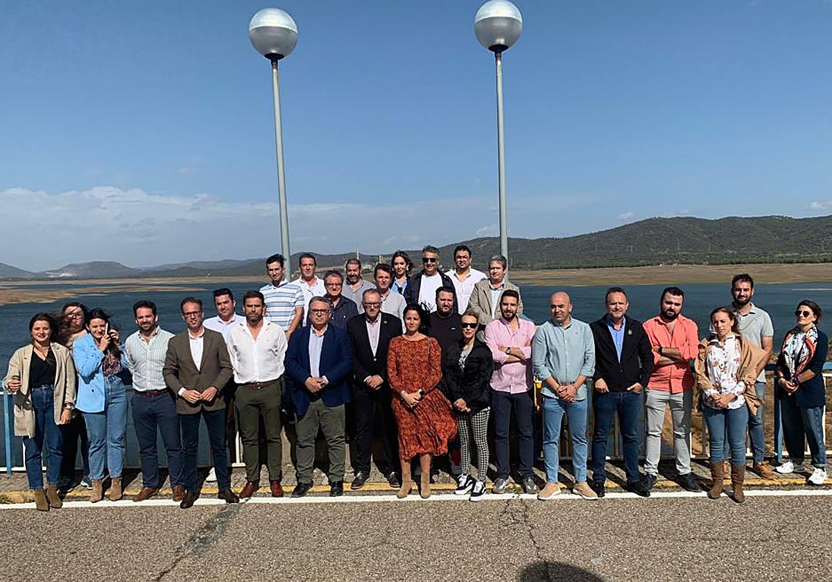 Foto de familia de los 28 alcaldes de las comarcas del Guadaito y Los Pedroches