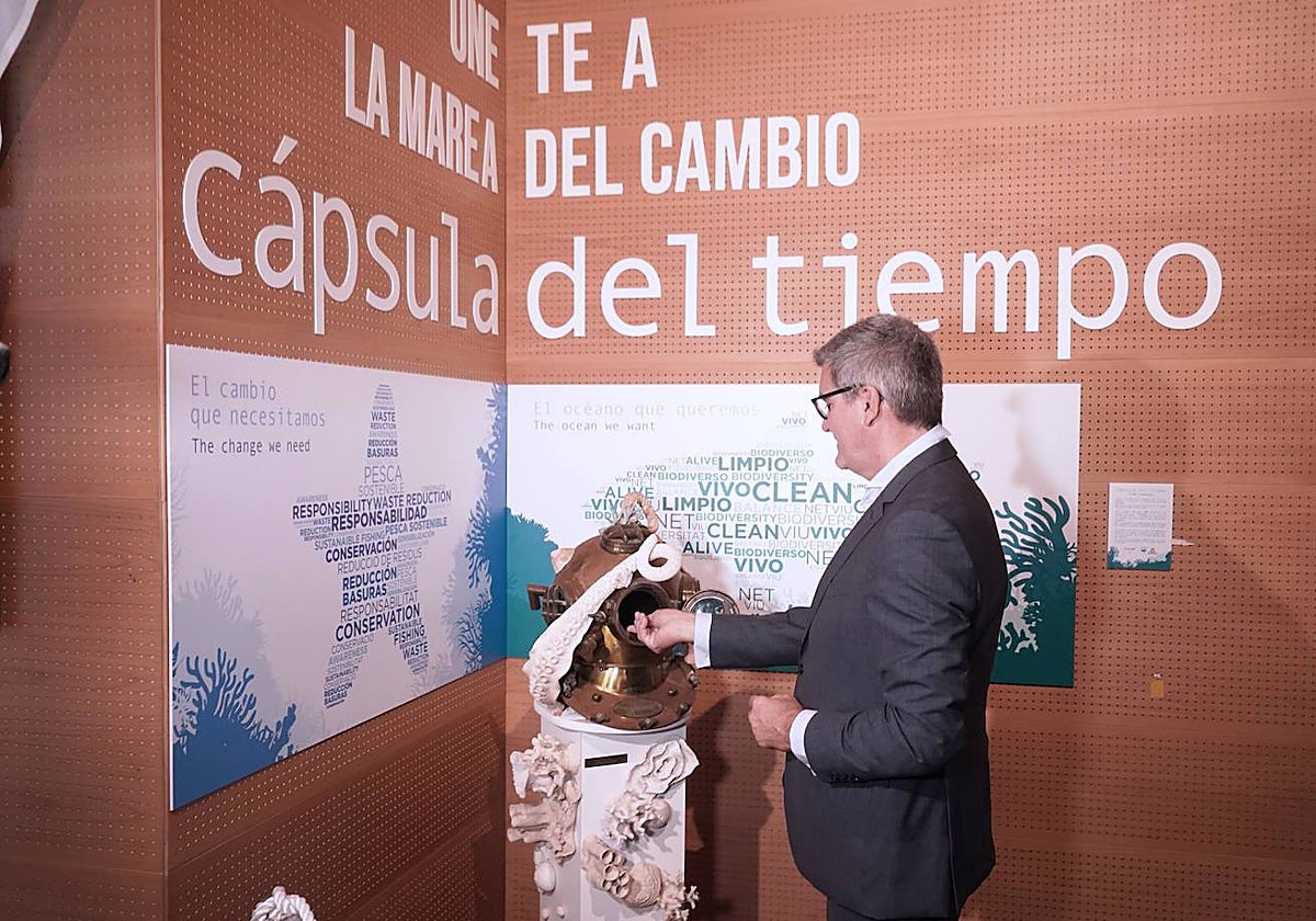 José Espín, director general de Frosch deposita su mensaje en la Cápsula del tiempo