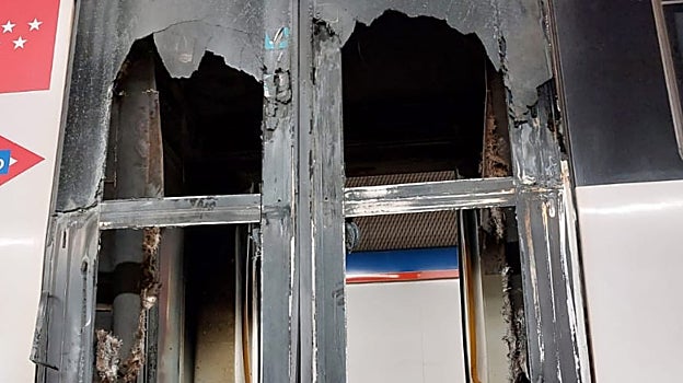 La puerta destrozada del vagón