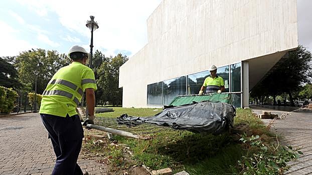 Trabajadores, este miércoles retirando las vallas de la Biblioteca del Estado