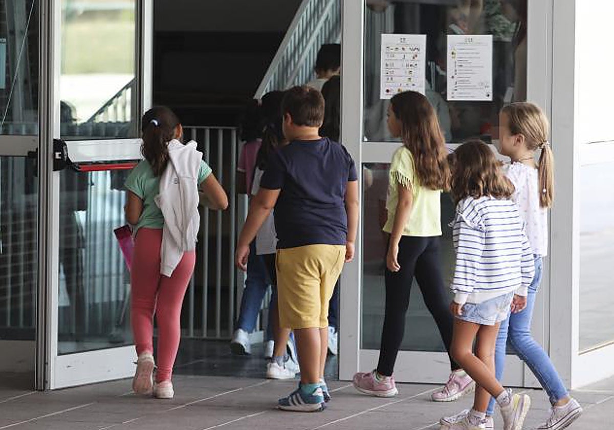 Varios niños entran a clase en un colegio de Arganda del Rey