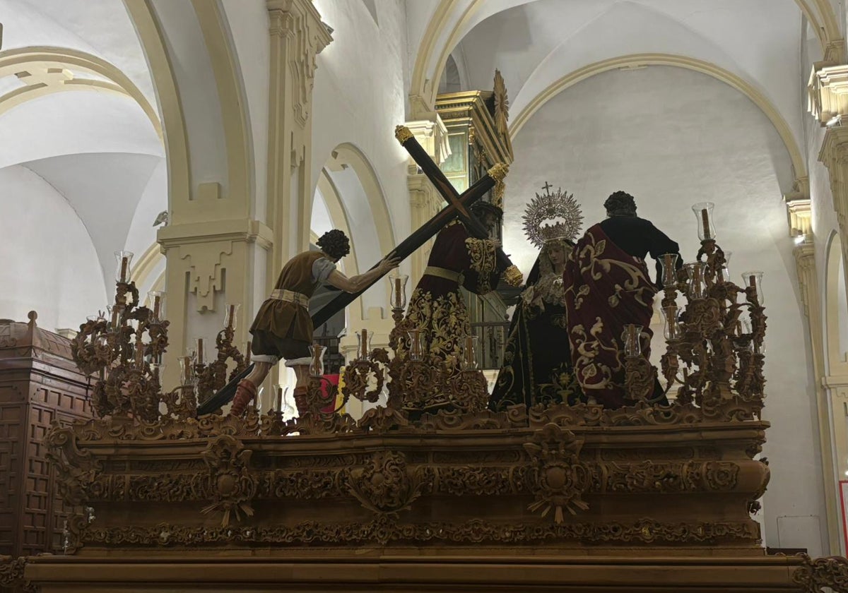 El paso de misterio, sin el romano y las tres Marías, preparado en la parroquia de San Andrés