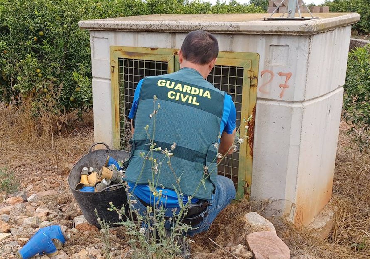 Imagen de la Guardia Civil durante la actuación en uno de los contadores robados en Castellón