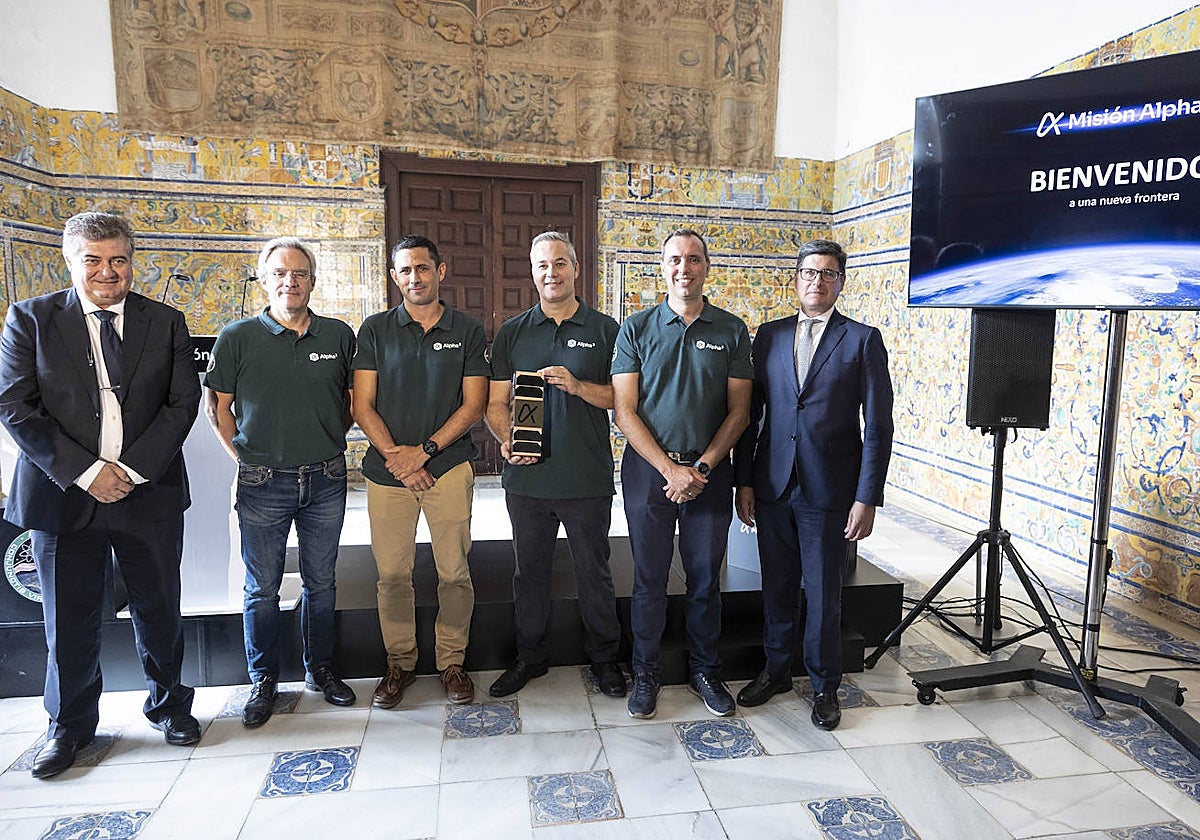 Los responsables del proyecto Misión Alpha, en el Real Alcázar de Sevilla