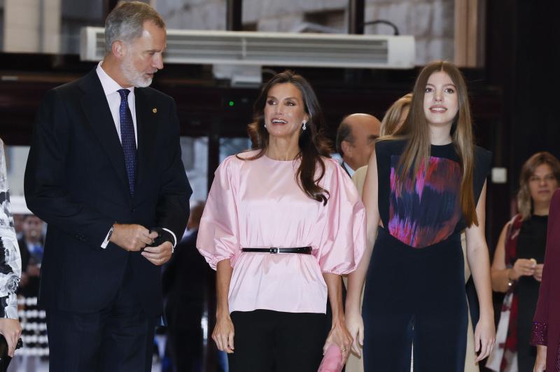 Los reyes Felipe VI (i) y Letizia (c), junto a la infanta Sofía (d), a su llegada al Concierto Premios Princesa de Asturias