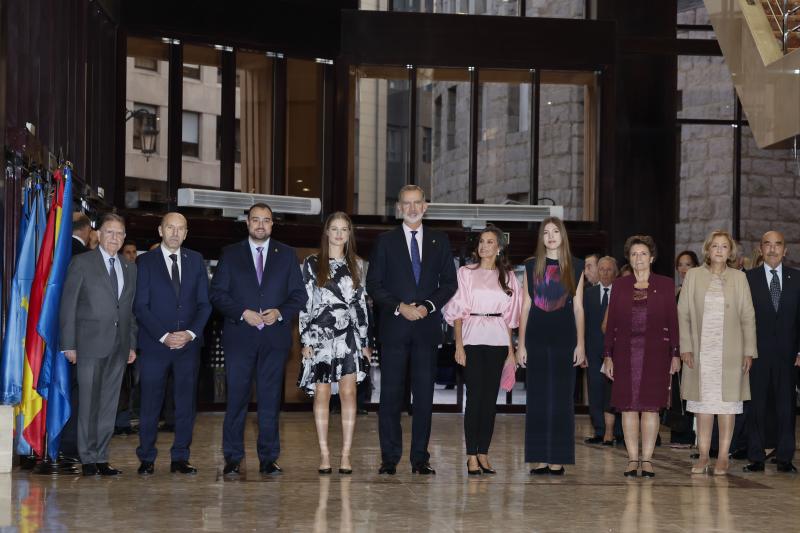 Los reyes Felipe VI (c-i) y Letizia (c-d), junto a la princesa Leonor (4i) y la infanta Sofía (4d), el presidente del Principado de Asturias, Adrián Barbón (3i), y la presidenta de la Fundación Princesa de Asturias, Ana Isabel Fernández Álvarez (3d), entre otros, posan a su llegada al Concierto Premios Princesa de Asturias