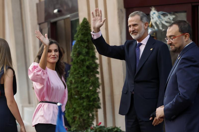 Los reyes Felipe VI (2d) y Letizia (i), junto al presidente del Principado de Asturias, Adrián Barbón (d), saludan a su llegada al Concierto Premios Princesa de Asturias