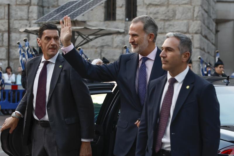 El rey Felipe VI (c) saluda a su llegada al Concierto Premios Princesa de Asturias