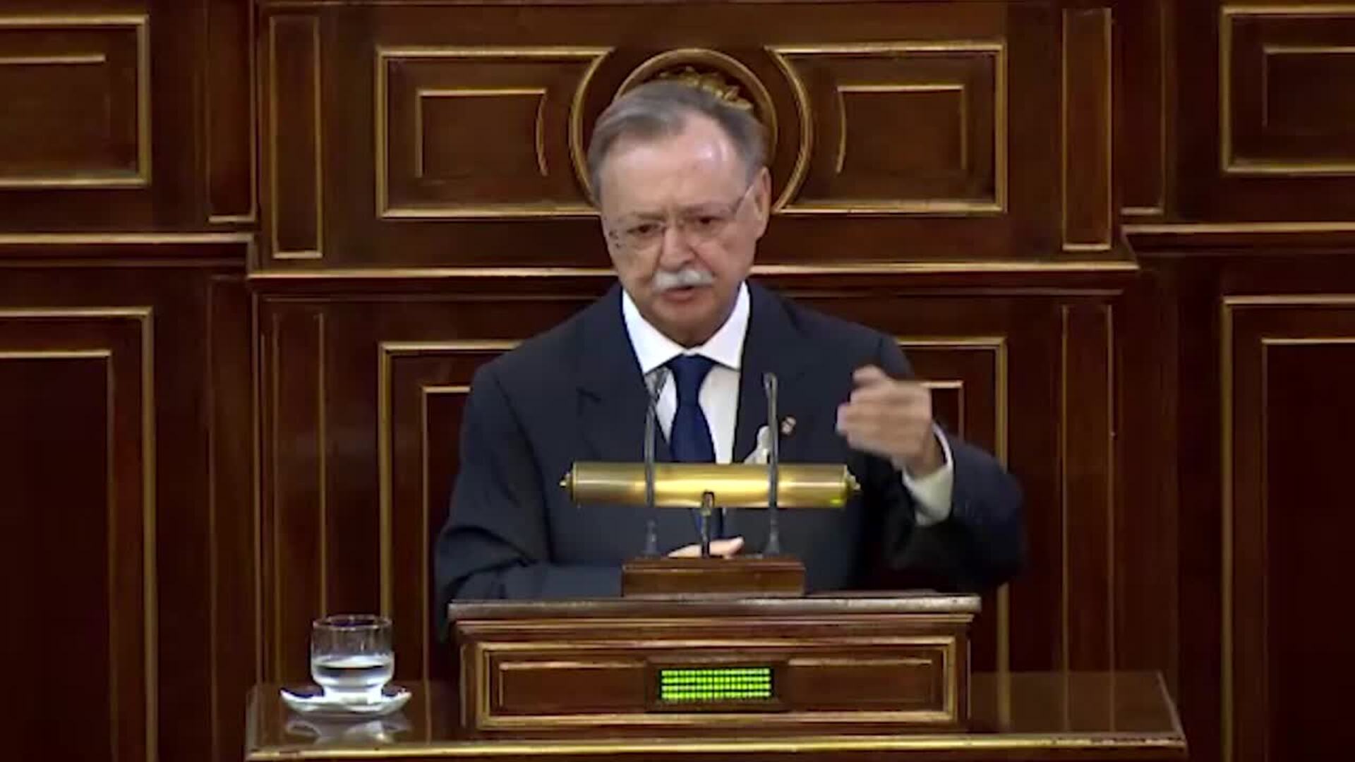 Vivas defiende en el Senado la igualdad de los españoles &quot;recen como recen&quot;