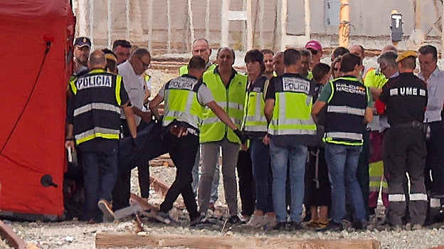 Los equipos de rescate sacando el cuerpo del joven