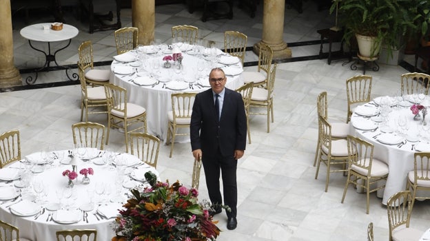 El primer maître del Círculo, entre mesas preparadas