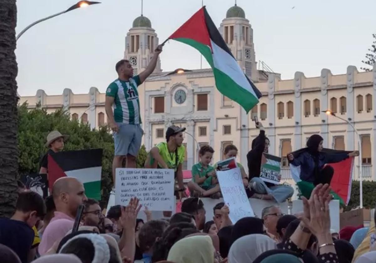 Queman banderas de Israel a grito de «¡Asesinos!» ante la sinagoga de Melilla tras una concentración propalestina