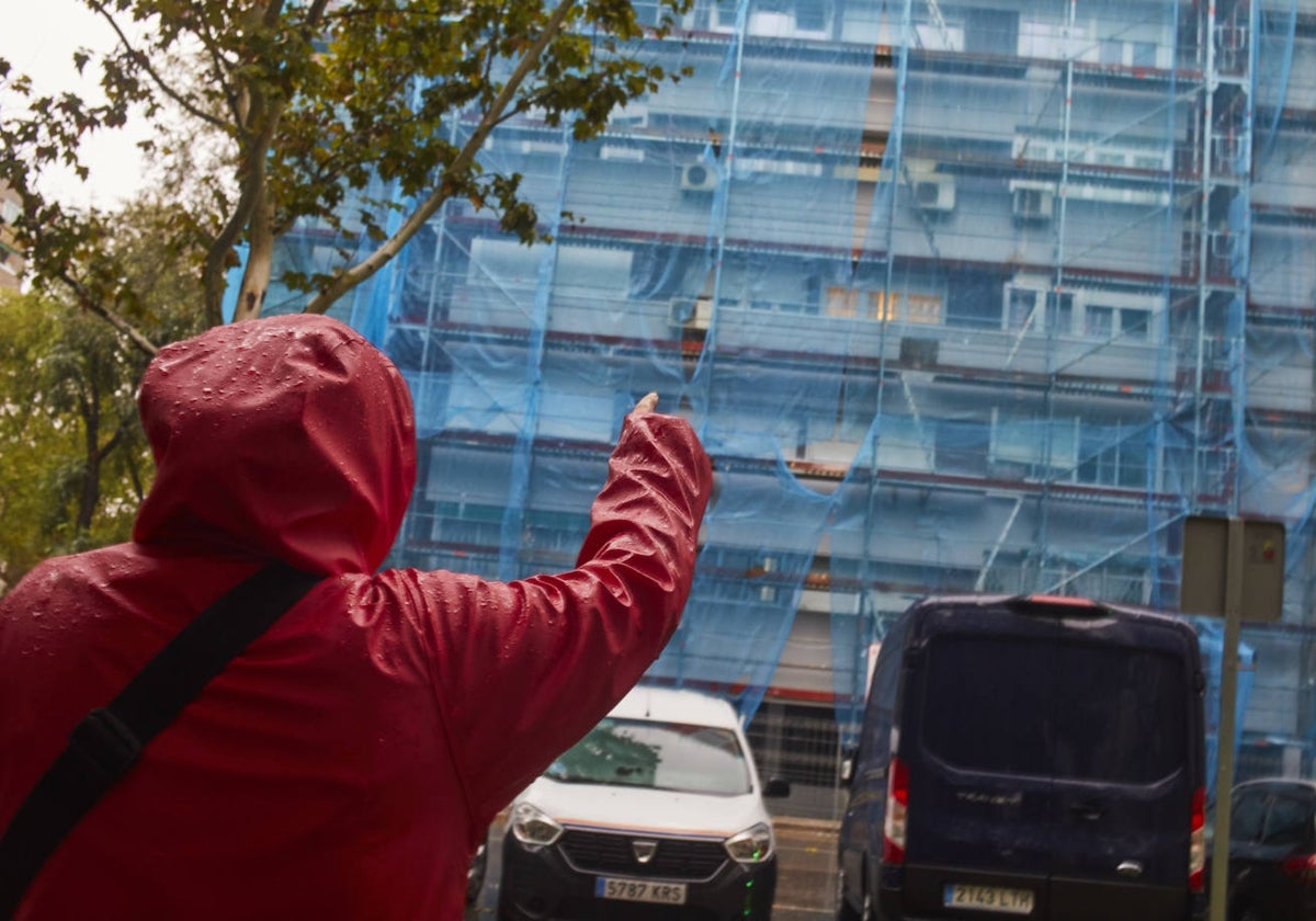 Gema Delgado, una de las afectadas, señala el edificio de Orcasitas en el que reside