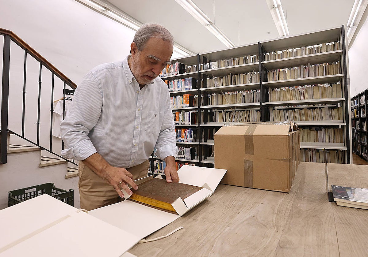 El director de la Biblioteca Pública, con uno de los ejemplares más valiosos