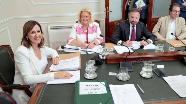 Imagen de la primera reunión de la nueva Junta de Gobierno celebrada este viernes en el Ayuntamiento de Valencia