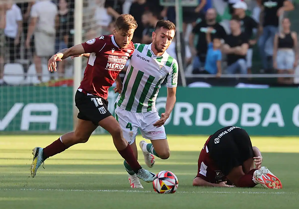 Adri Lapeña pelea por el balón durante un partido en El Arcángel