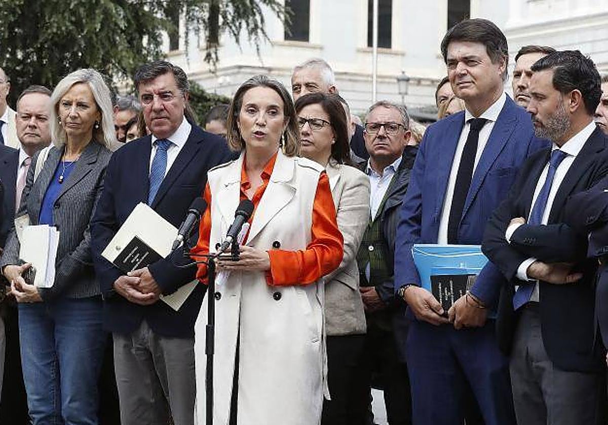 La portavoz del PP en el Congreso, Cuca Gamarra, acompañada de los diputados populares