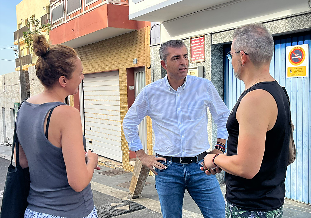 Manuel Domínguez conversa con vecinos de La Restinga (El Hierro)