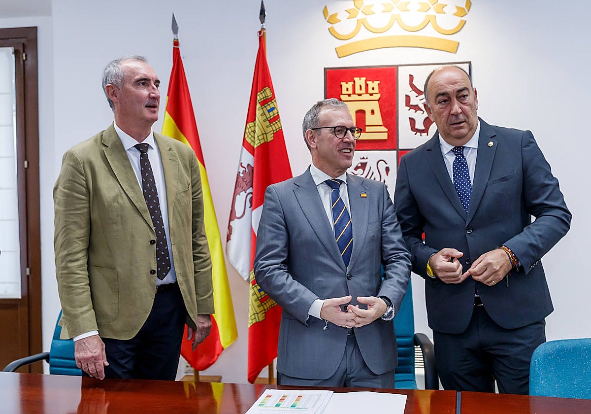 Veganzones,junto al presidente de la diputación, Miguel Ángel de Vicente y el alcalde de Segovia, José Mazarías