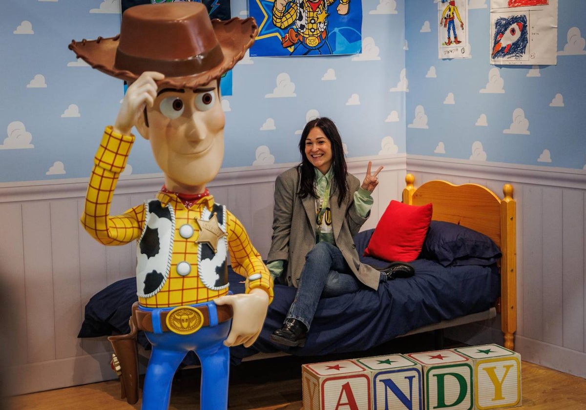 Una visitante en la muestra inmersiva de Castellana en el espacio que recrea 'Toy Story'