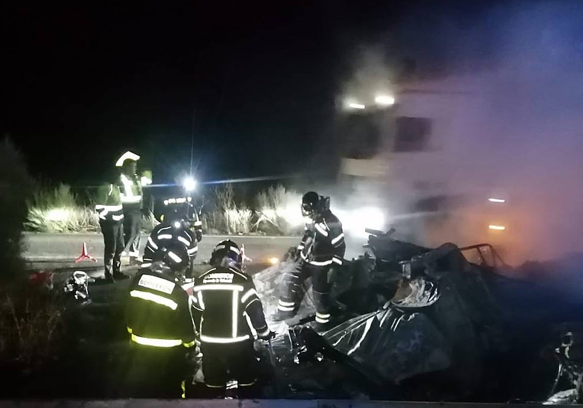 Imagen del accidente y actuando los Bomberos de Valladolid