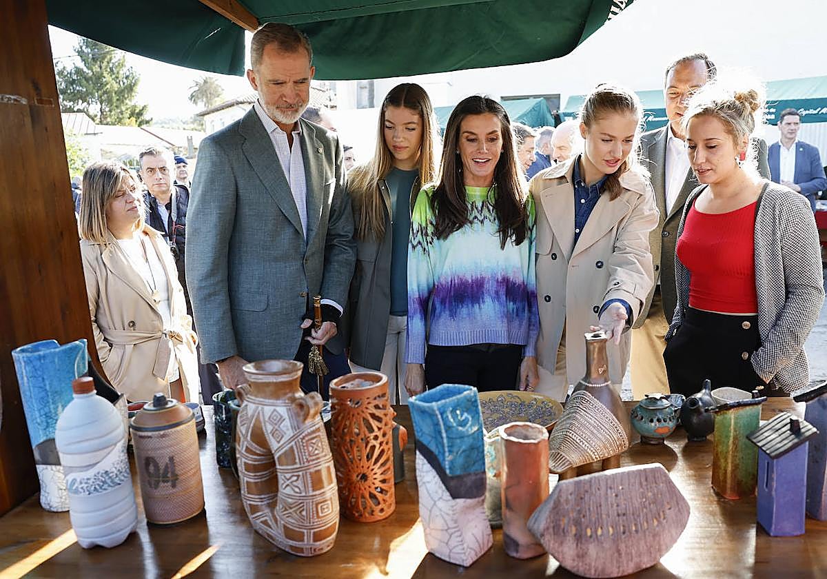 La familia real visita una muestra de artesanía en Arroes