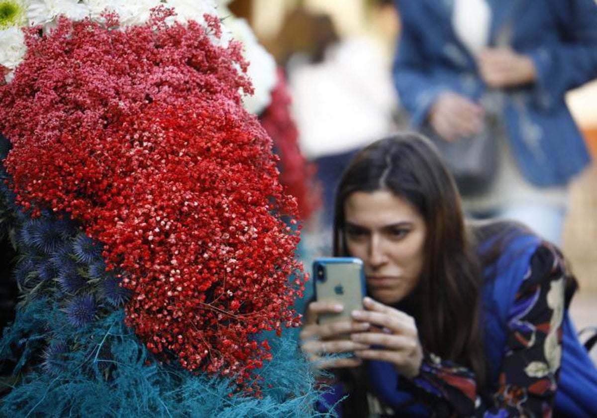 Una visitante en Flora capta con su móvil una foto de una instalación en Córdoba
