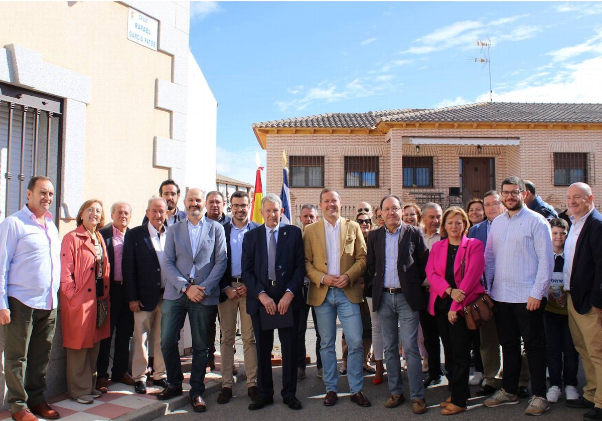 Autoridades asistentes al acto homenaje de Rafael García-Patos en Layos