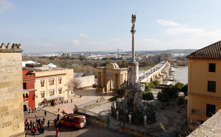 Imagen principal - En la imagen superior, el imponente triunfo junto a la Puerta del Puente y la Mezquita-Catedral. Debajo, a la izquierda, el más moderno, el situado en la rotonda de la calle Sebastián Cuevas. A la derecha, el del puente de San Rafael, de Amadeo Ruiz Olmos