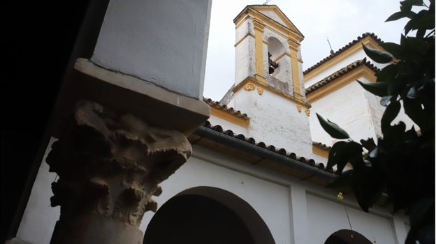 Capitel y espadaña en el patio del convento de Capuchinas en Córdoba