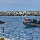 El Hierro se vuelve a superar con un cayuco de 320 personas, el más multitudinario de la historia de la Ruta Canaria