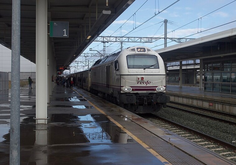 Tren llegando a la estación de ferrocarril de Los Llanos, en Albacete