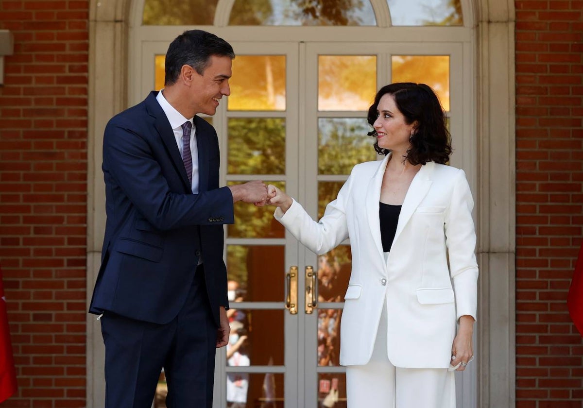 El presidente del Gobierno, Pedro Sánchez recibe a la presidenta de la Comunidad de Madrid, Isabel Díaz Ayuso, en 2020