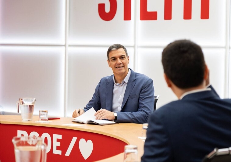 Pedro Sánchez durante su reunión con la ministra de Ciencia e Innovación en funciones