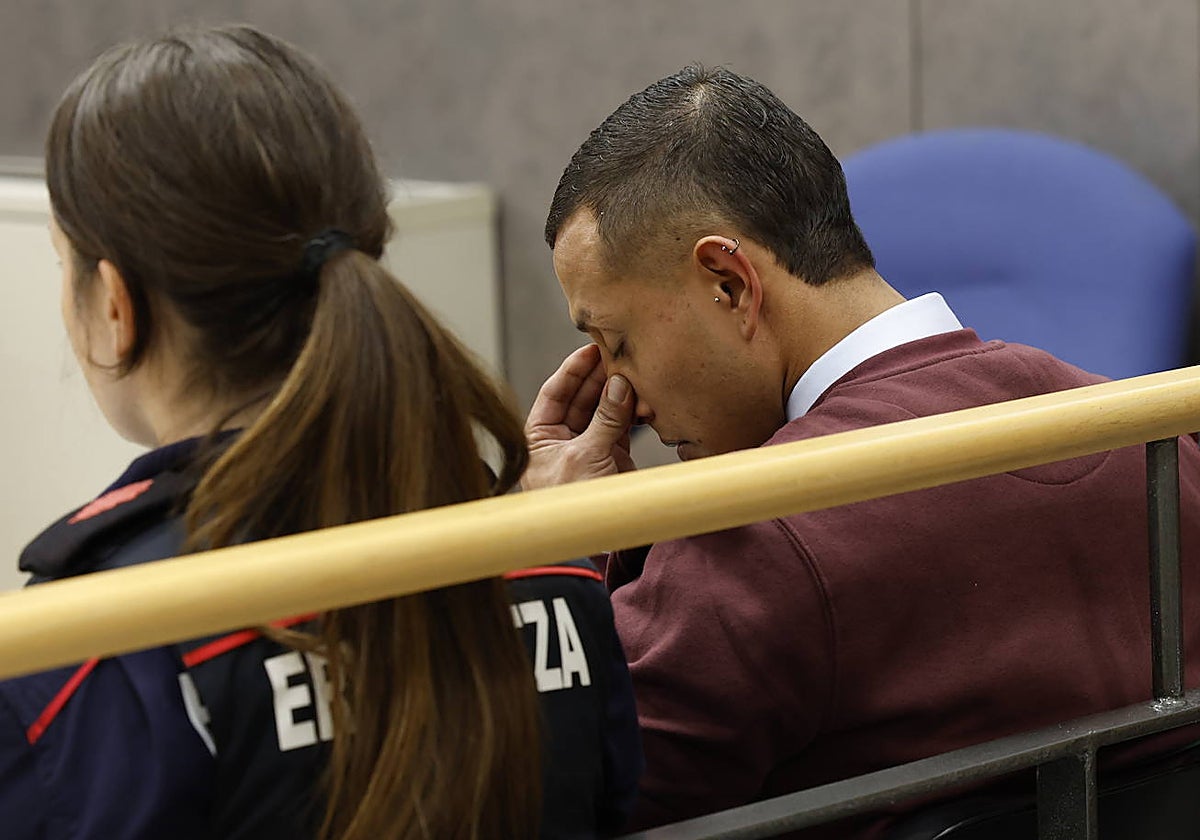 Nelson David M.B. se toca el rostro en un momento de la vista