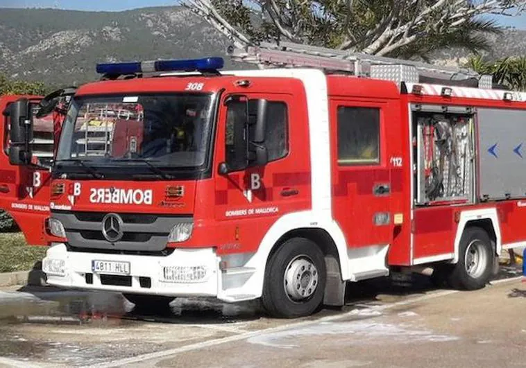 Los bomberos de Formentera retiran un cuerpo sin vida de la playa de Migjorn