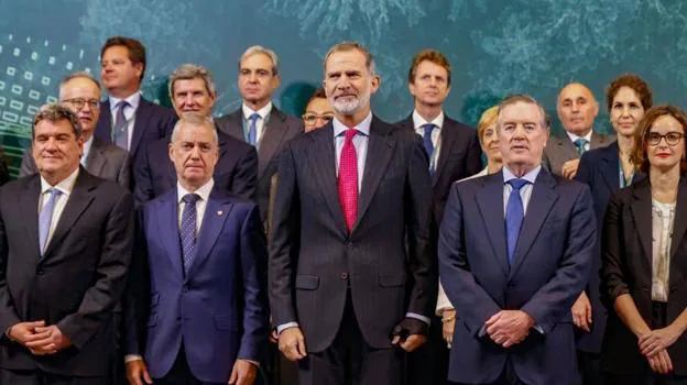 Felipe VI con el lendakari, Íñigo Urkullu, el ministro de Inclusión, Seguridad Social y Migraciones en funciones, José Luis Escrivá, y el presidente del Instituto de la Empresa Familiar (IEF), Andrés Sendagorta