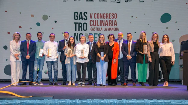 Emiliano García-Page con algunos de los premiados en Cuenca