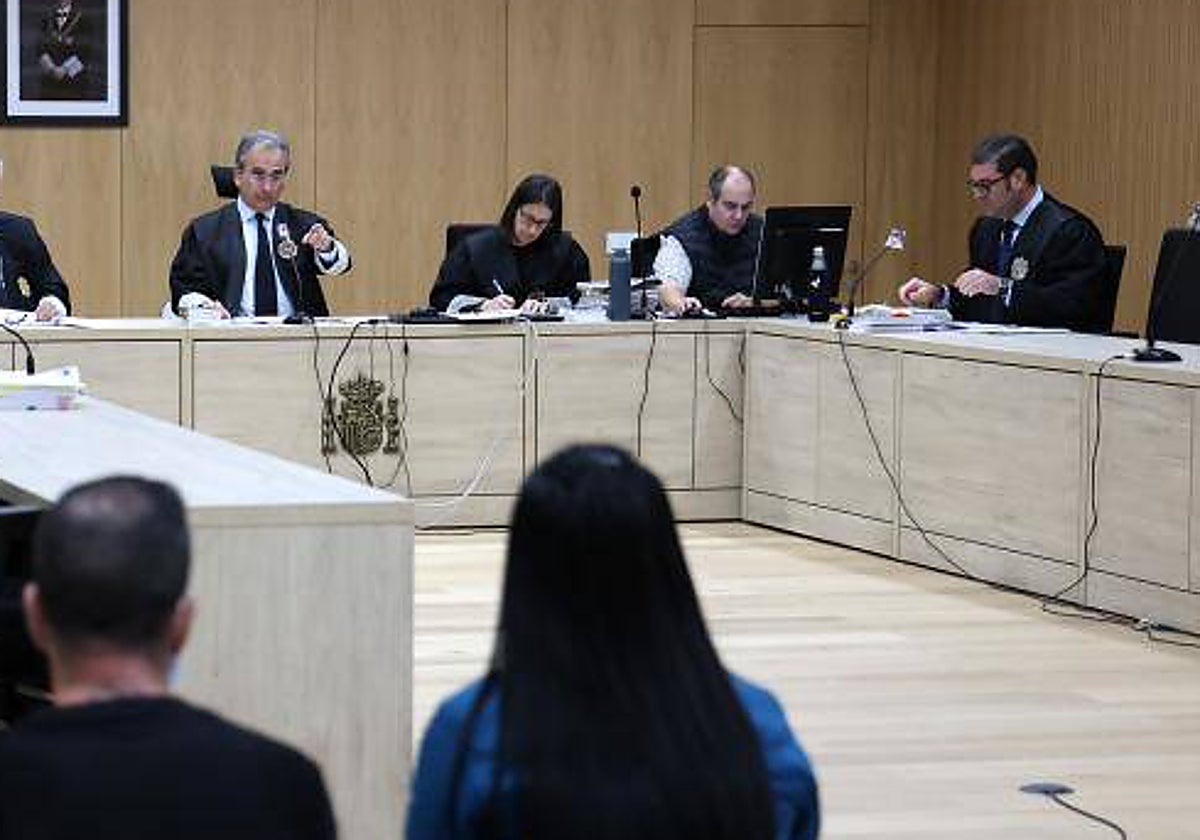 A la derecha, el nuevo fiscal delegado de Lucena, Gonzalo Ortega, durante un juicio